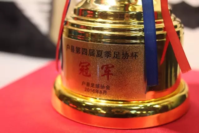 登贝莱为巴黎领奖，赞扬球队欧冠连冠成就